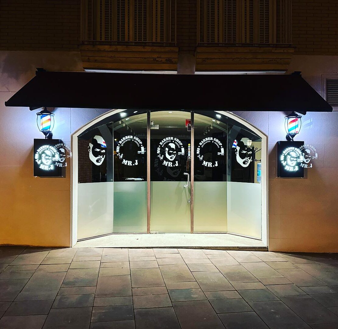 Fachada Mr.J Barbershop. Fotografía nocturna